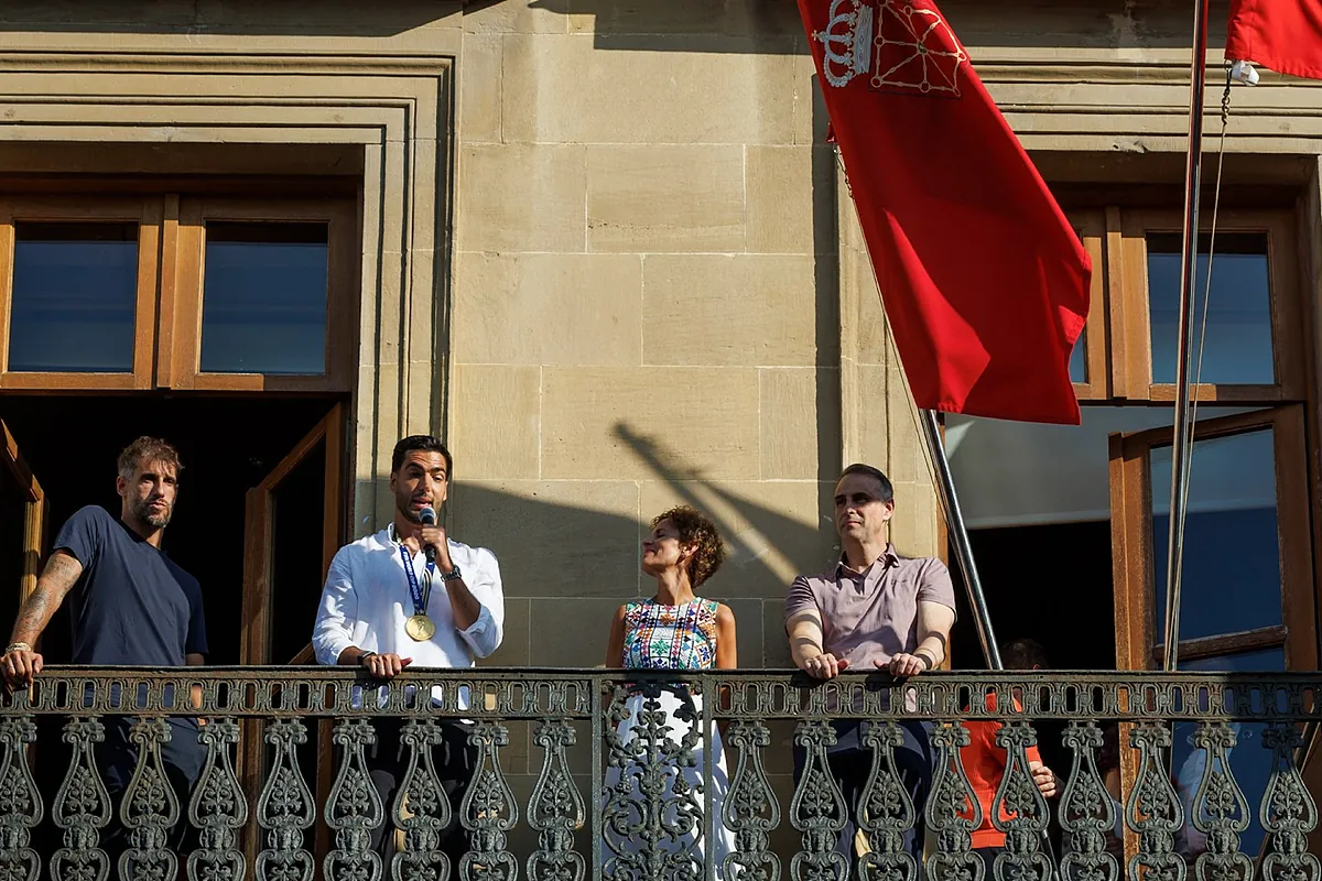 Pamplona recibe a Merino tras el triunfo del Mundial: "No he podido estar... ¡Viva San Fermín!"