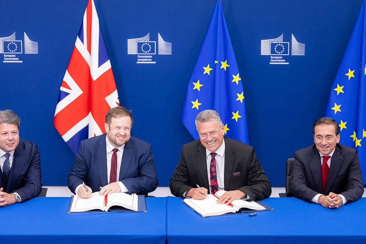 Firma histórica del acuerdo para derribar de forma inmediata la verja de Gibraltar entre la UE y el Reino Unido