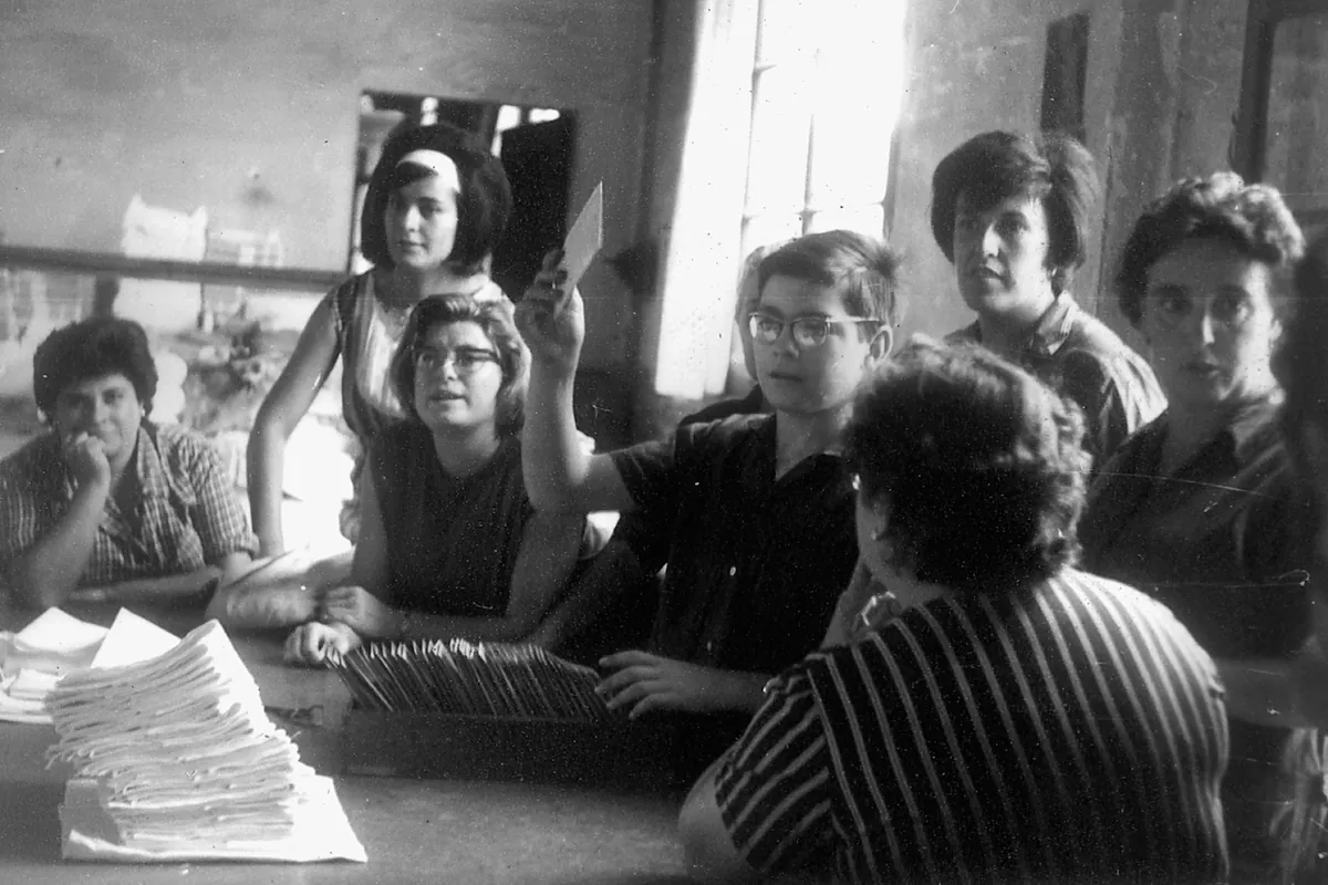 Elena Francis, el invento de una empresa de cosméticos en el que creían las mujeres invisibles del Franquismo