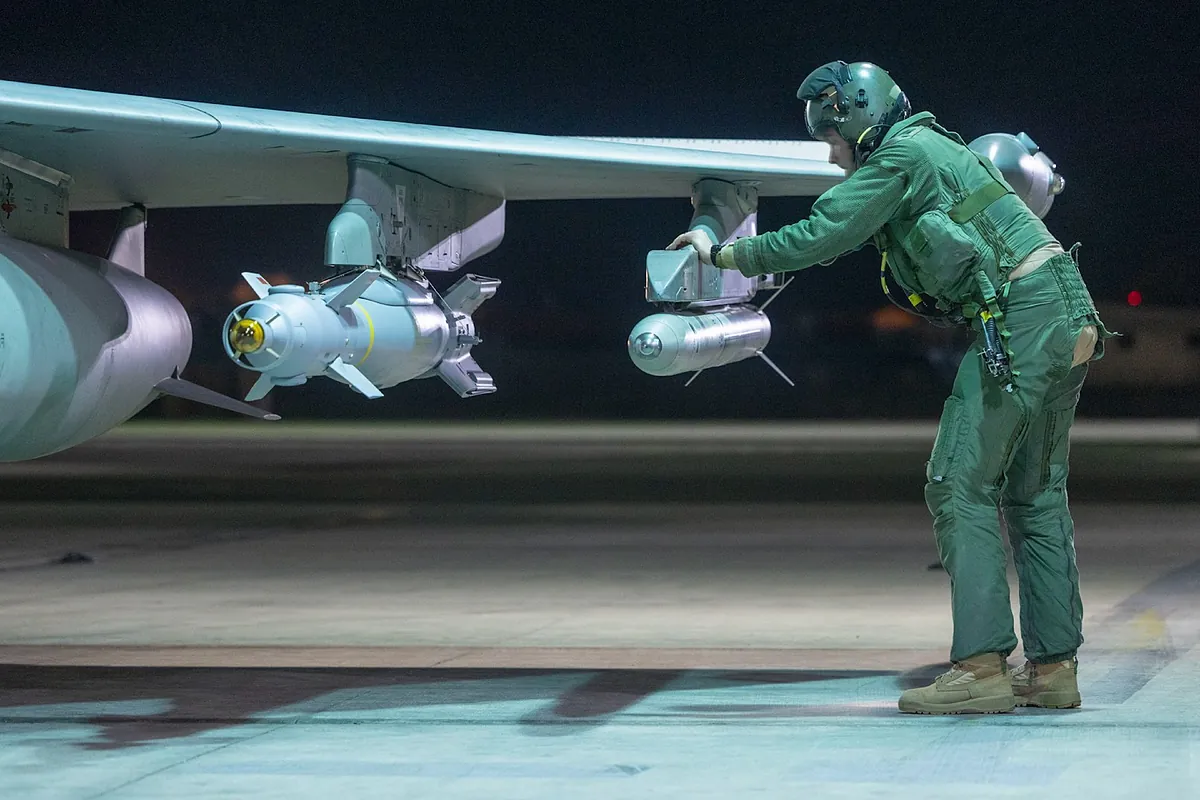 Bombardeos conjuntos de Reino Unido y Francia contra el Estado Islámico en Siria