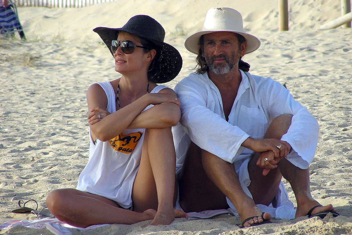 El desconocido lado personal de Aitana Sánchez-Gijón: una boda hippie, un matrimonio de 22 años, una separación muy discreta y sus dos hijos