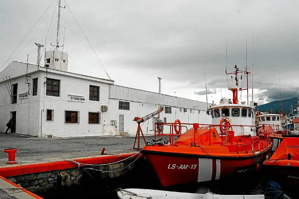 Localizan tres cadáveres en el mar tras desembarcar una patera con 17 personas en la costa de Gualchos (Granada)