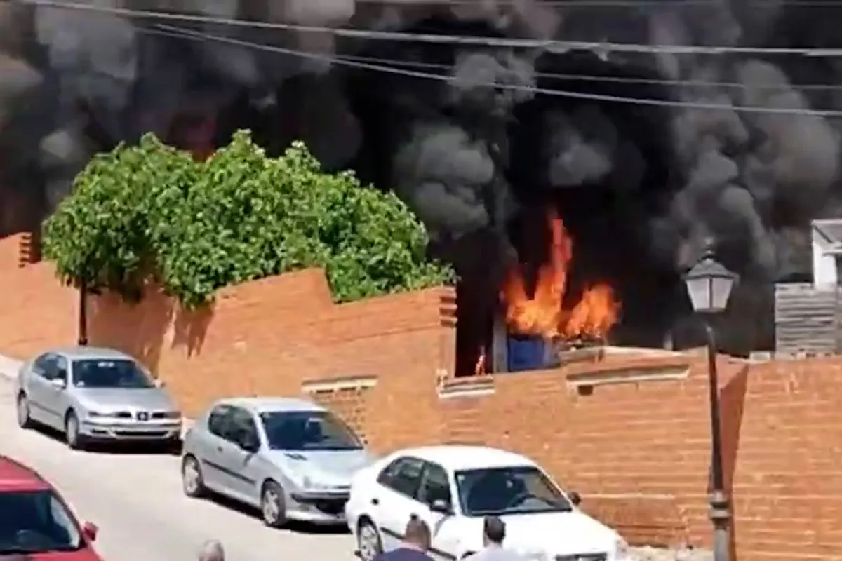 Derrumbe de varias viviendas unifamiliares tras un incendio en Morata de Tajuña