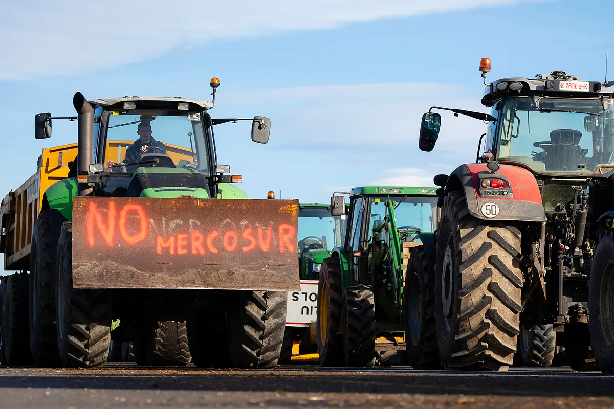 Los agricultores catalanes cortan varias carreteras, entre ellas un tramo de la AP-7 y el acceso al puerto de Tarragona: "No a Mercosur ni a tratados que utilicen el campo como moneda de cambio"