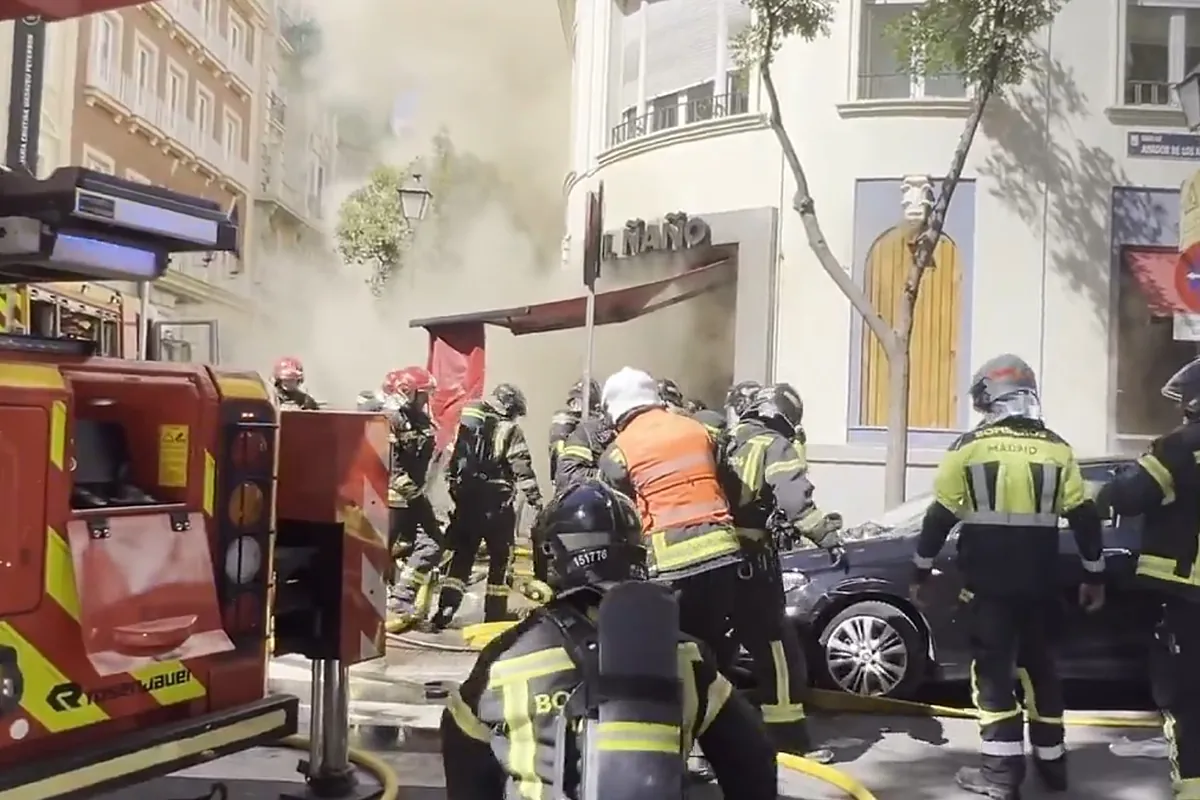 Dos bomberos heridos graves durante la extinción de un incendio en la ...