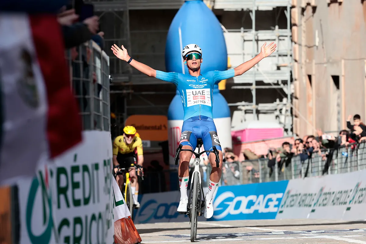 ''¿A que no tienes cojones?'', la provocación que despertó a Isaac del Toro antes de vencer en la Tirreno-Adriático y superar en precocidad a Pogacar