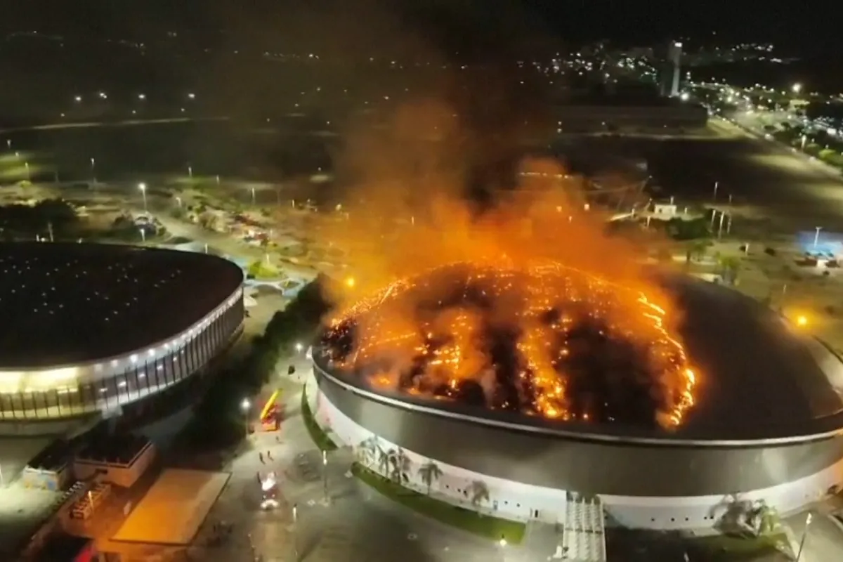 Bomberos luchan contra un enorme incendio en el velódromo del Parque Olímpico de Río de Janeiro