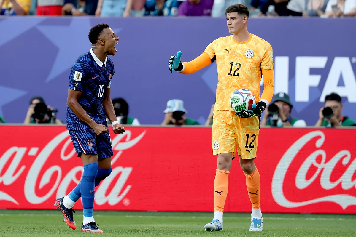 Francia sufre en el barro de Paraguay pero un penalti de Mbappé la lleva a cuartos