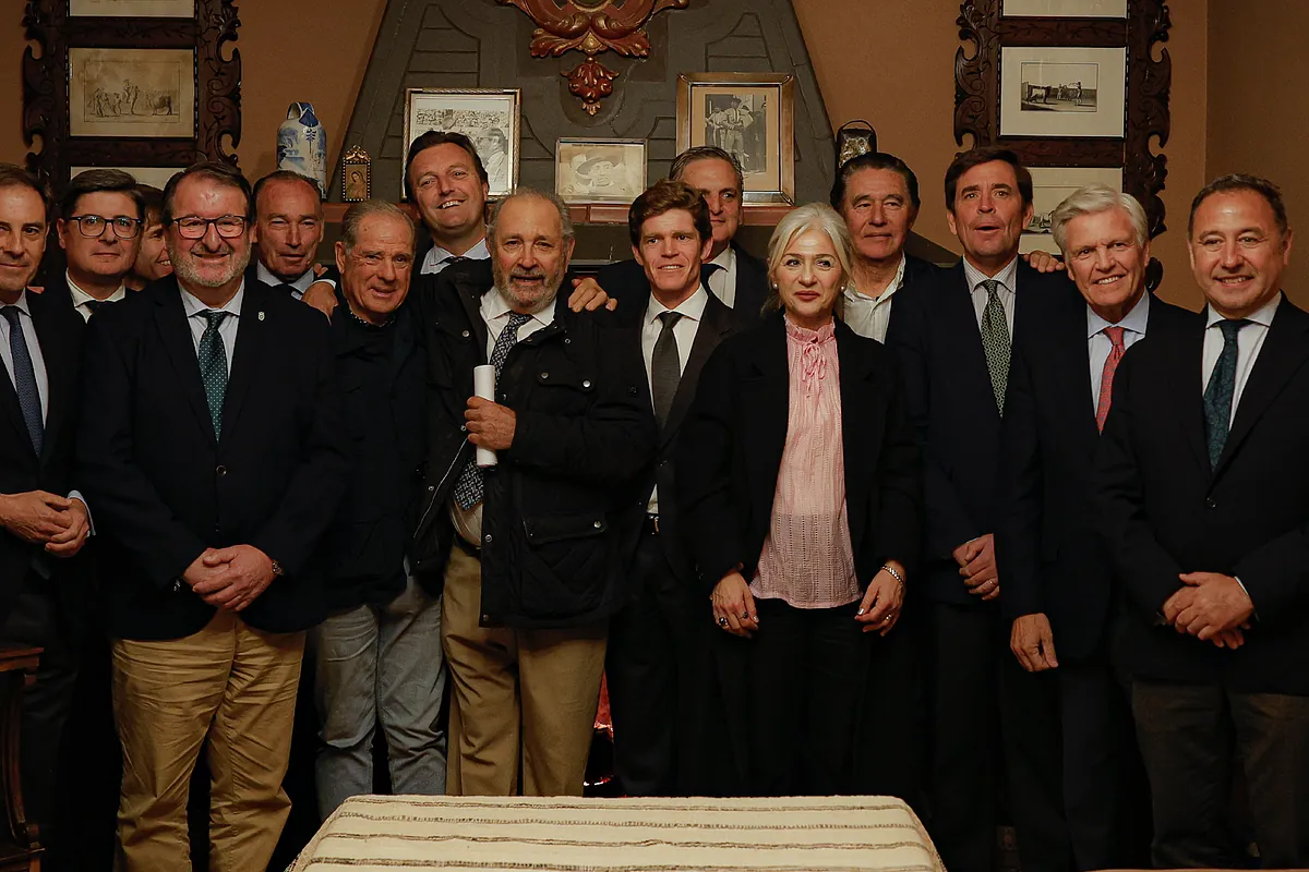 Borja Jiménez presenta en Sevilla su gesto In memoriam de Sánchez Mejías rodeado de figuras como Espartaco o Paco Ojeda