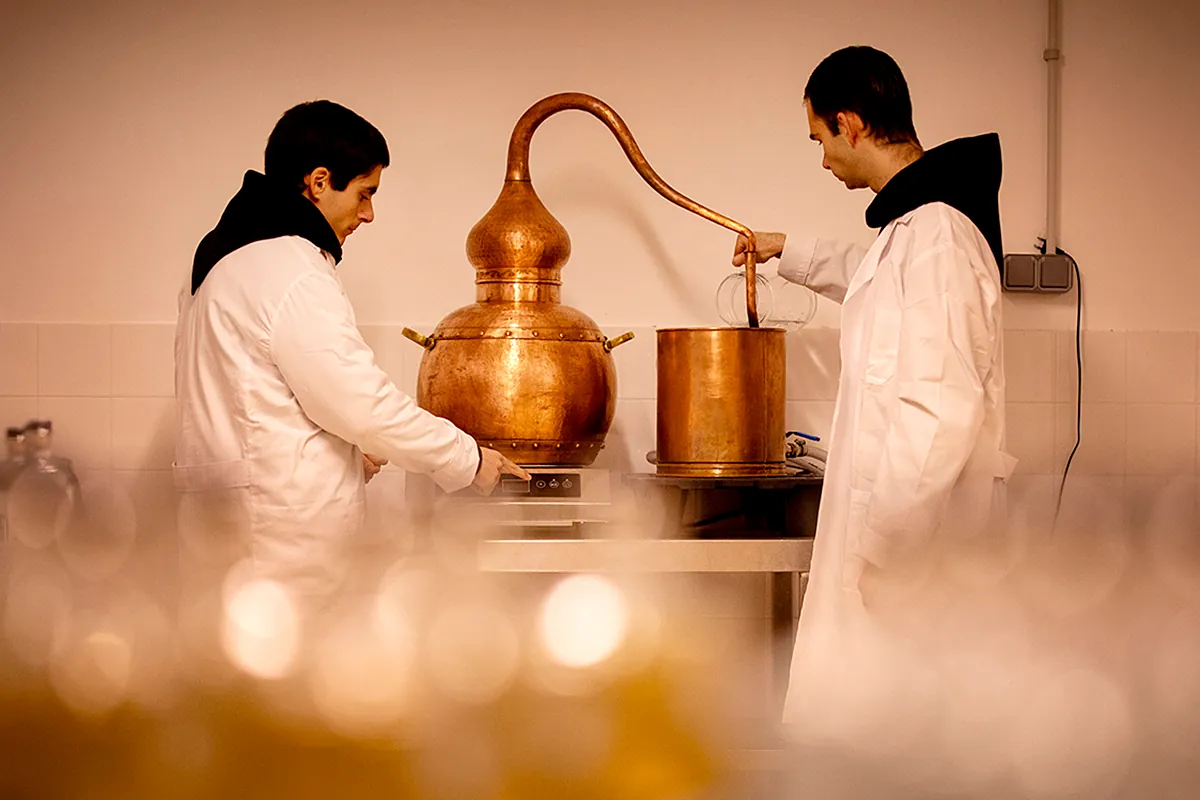 El secreto de la ginebra milenaria que destilan unos monjes de Navarra: El alcohol no nos da de beber, pero nos da de comer