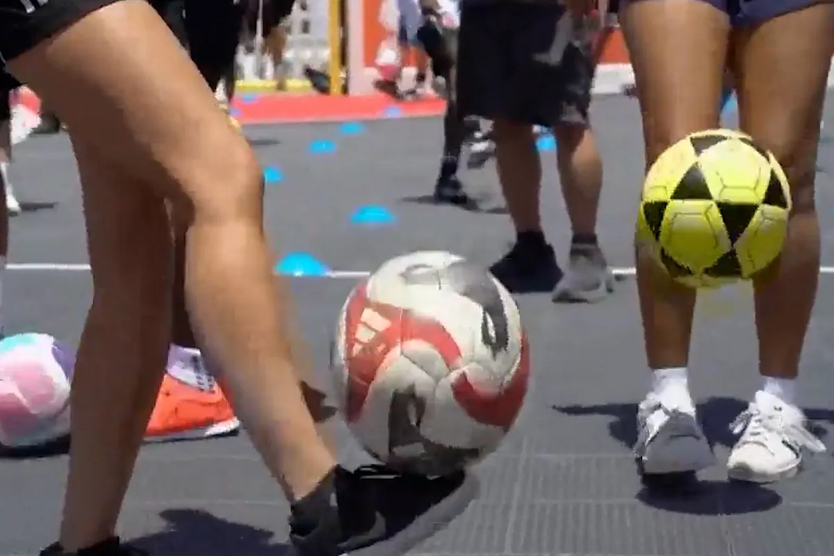 Más de 500 personas logran en Miami el récord de realizar simultáneamente toques de balón durante 10 segundos