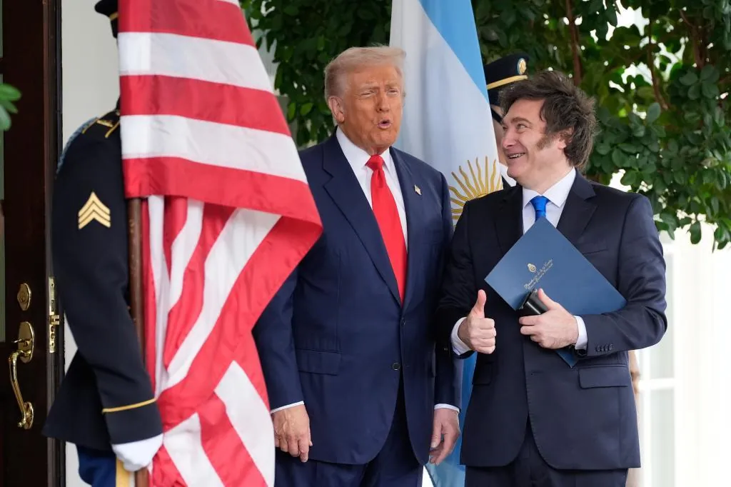 Trump condiciona al triunfo de Milei en las elecciones el rescate a ...