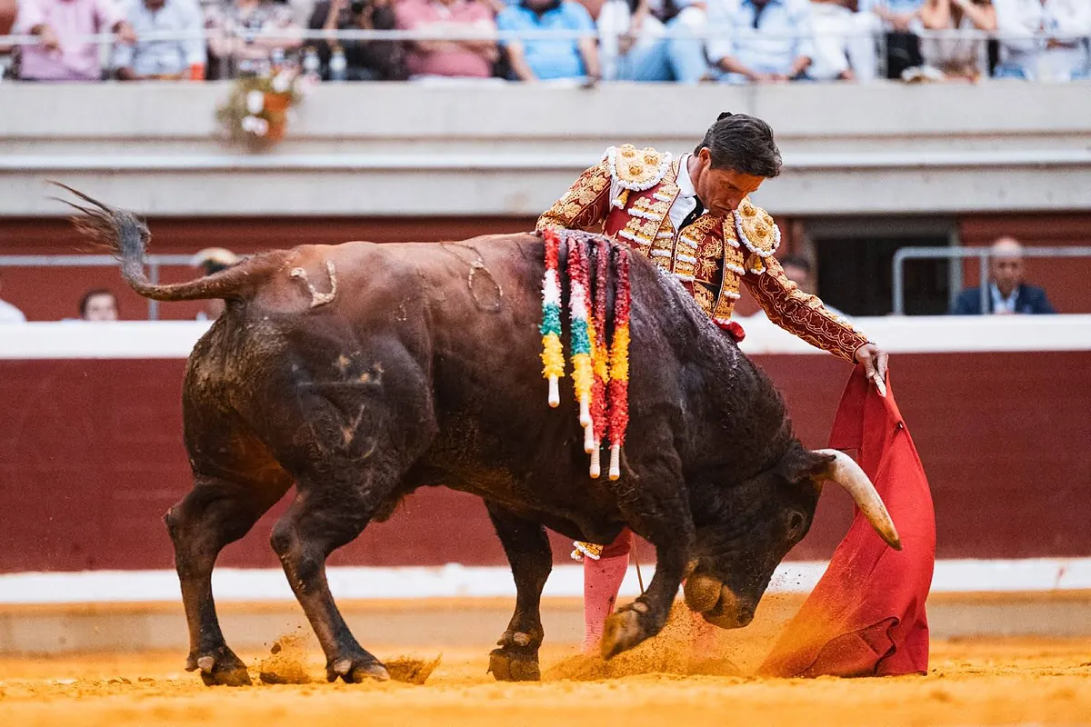 Diego Urdiales impone su proverbial magisterio en el horno crematorio de La Ribera