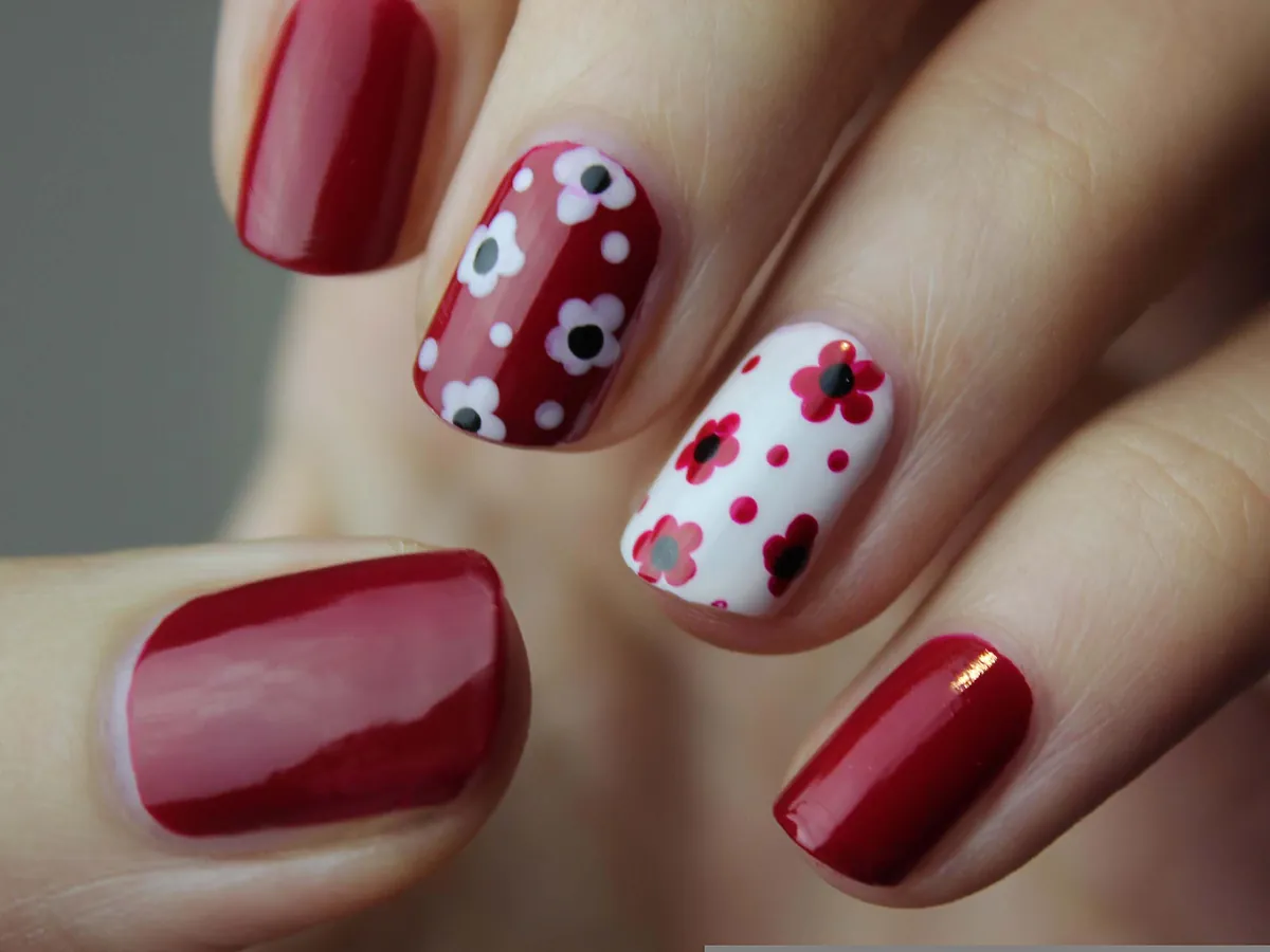 11 diseños de uñas con flores originales y coloridos para el verano