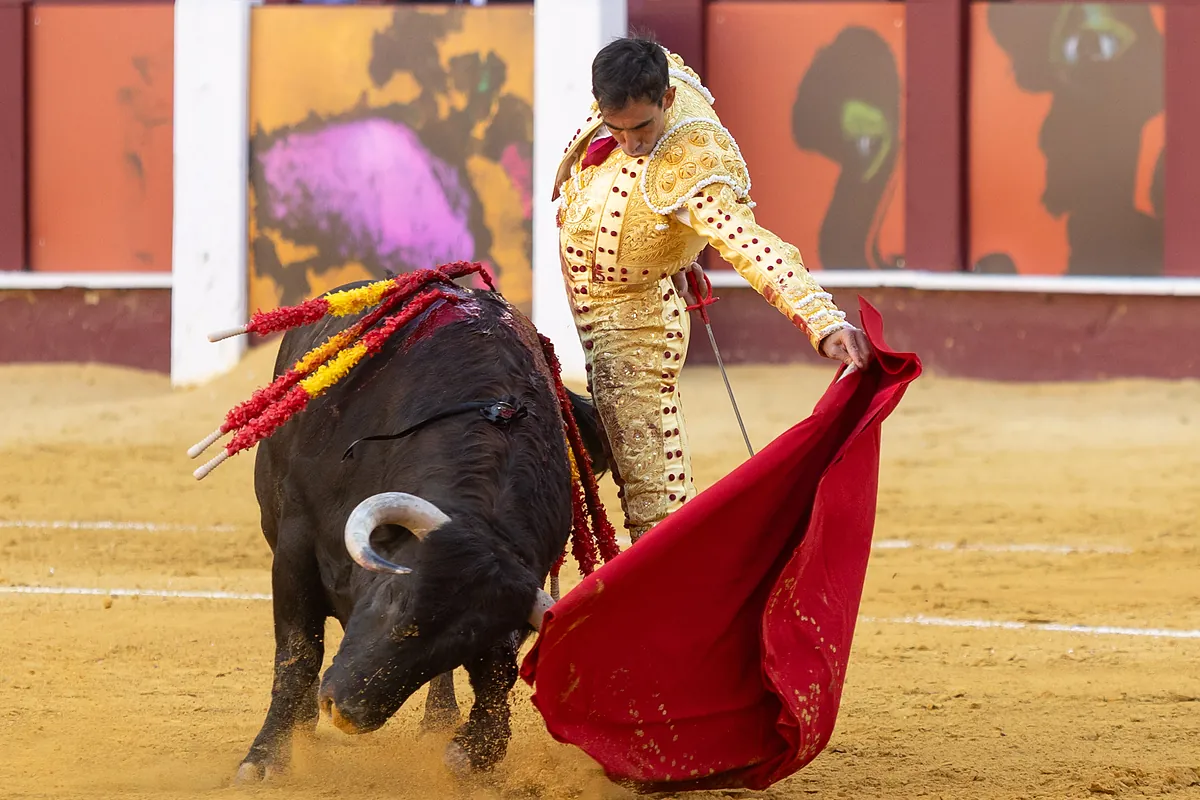 El toreo macizo de Fortes sobresale entre el llanto por Ricardo Ortiz en Málaga