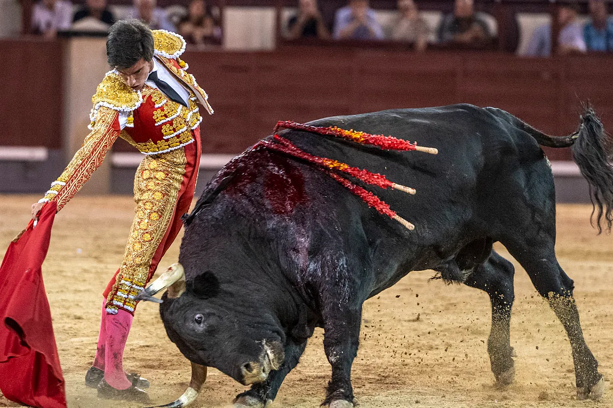 La terna pone voluntad ante una corrida de variadas complicaciones en Las Ventas