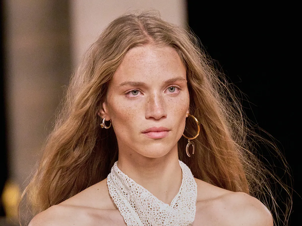 La coleta bob, las ondas surferas en clave 2026 y los labios efecto boca mordida: 6 peinados y maquillajes para las noches de agosto, sencillos y en tendencia