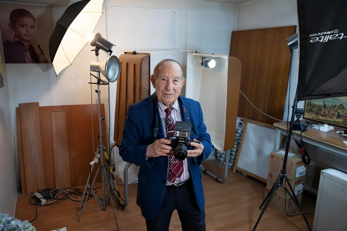 El popular fotógrafo de 88 años que es una institución en Mostenses y retrató a estrellas como Ava Gardner