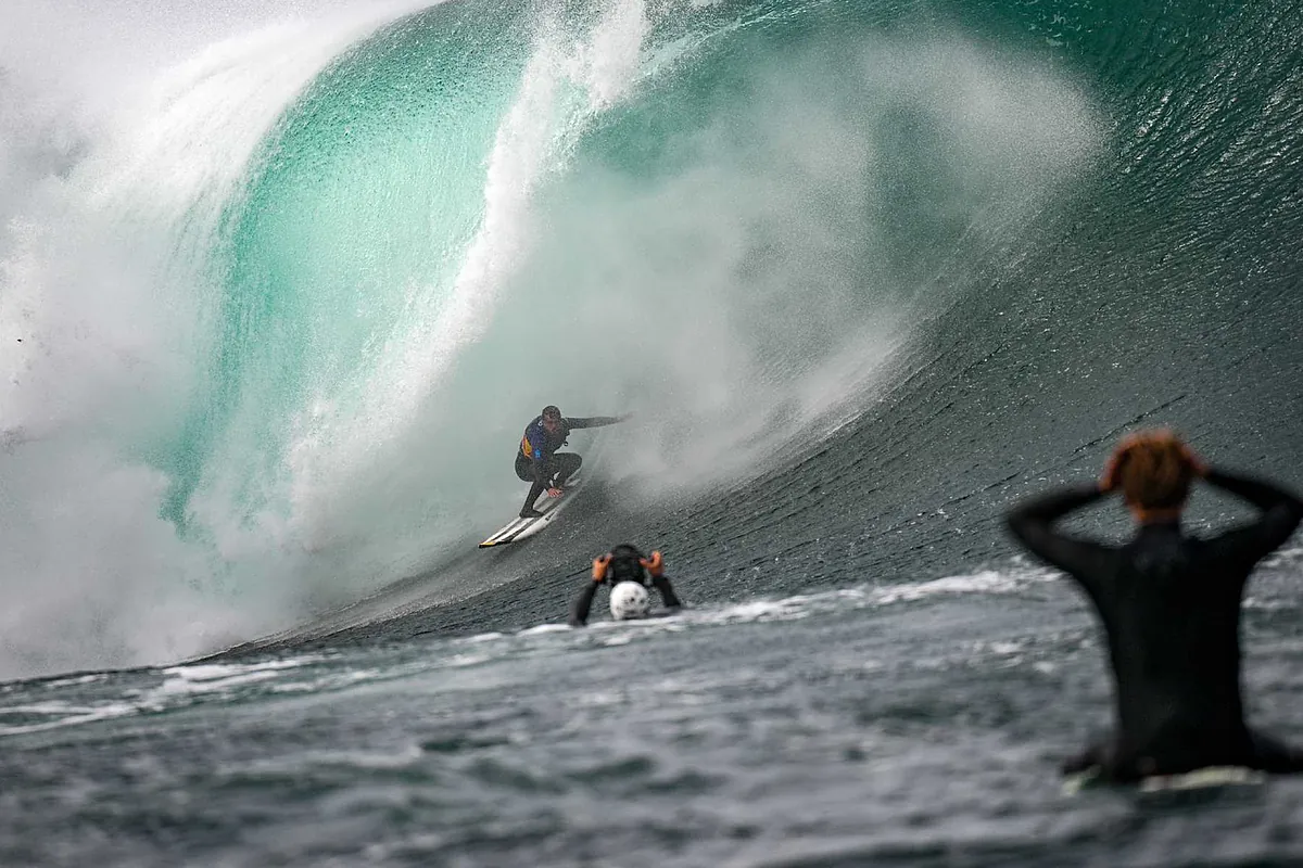 Basque Surfer Stuns the World After Paddling Into the Fearsome Mullaghmore Wave