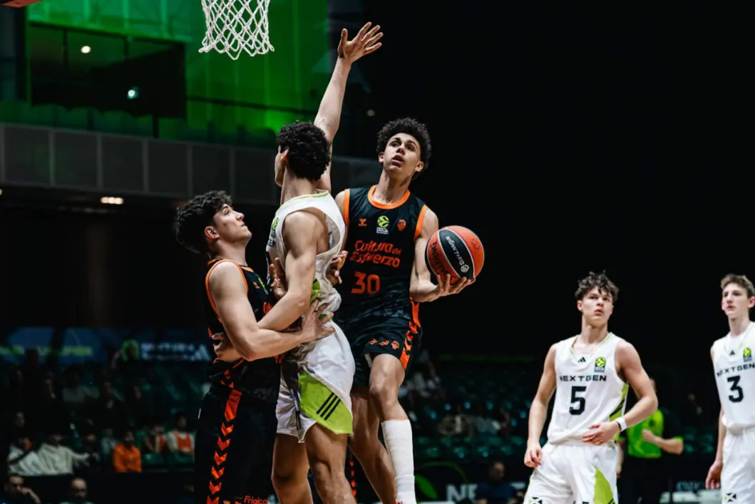 Los júniors del Valencia Basket logran salir de Abu Dabi