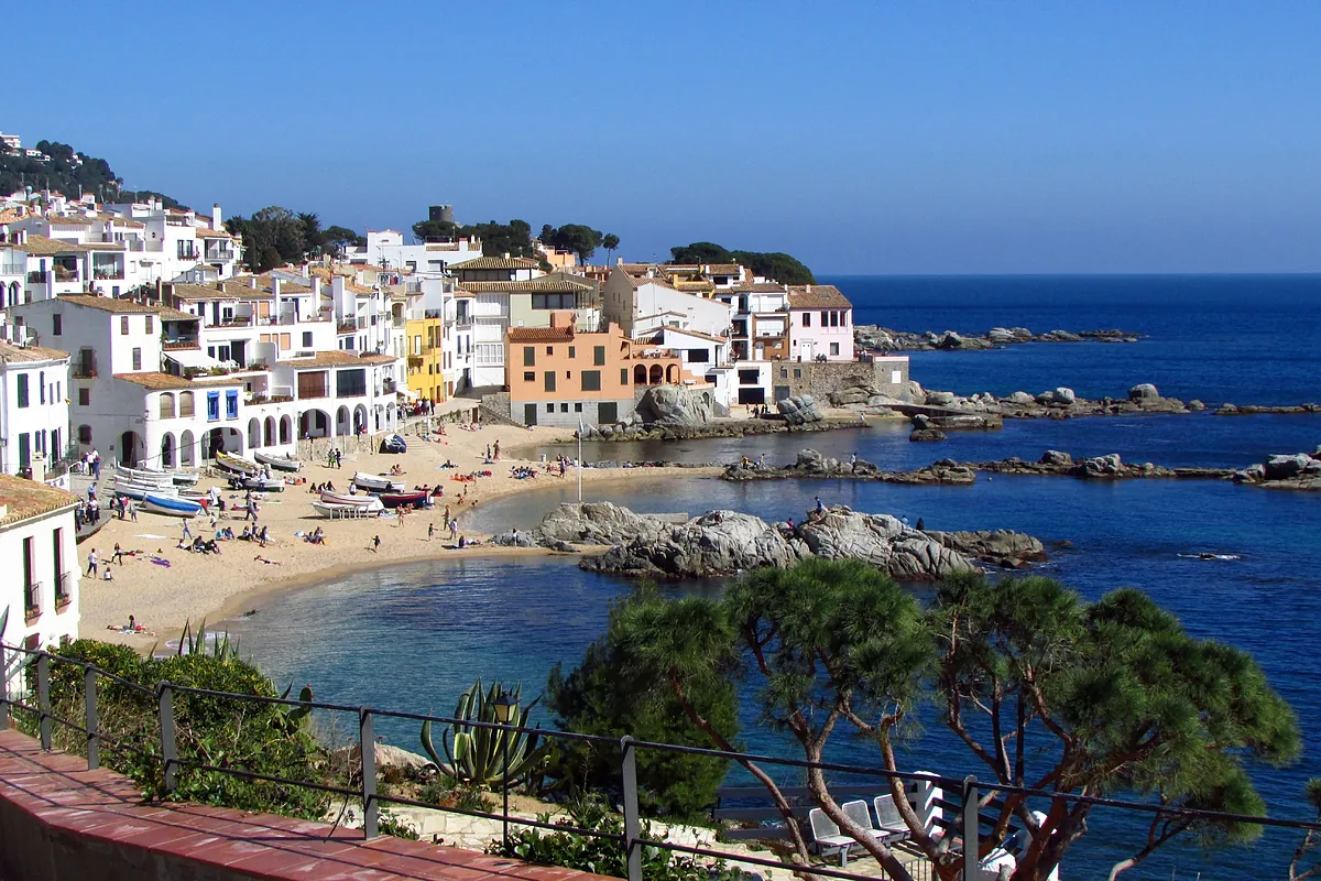 El destino favorito de Jordi Cruz y Àngels Barceló en verano: casas blancas, barcas de pescadores y calas de aguas cristalinas