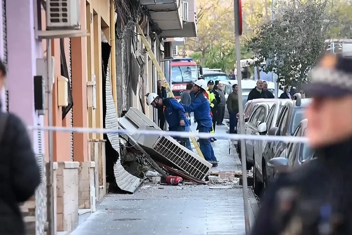 Dos explosiones y un posterior incendio en una cafetería de Almería