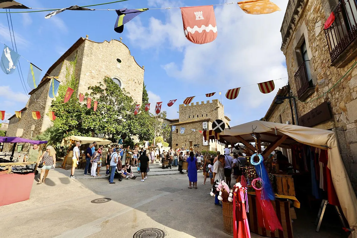 El pueblo medieval de Girona que regresa al siglo XIII en agosto con decenas de puestos, caballeros y artesanos