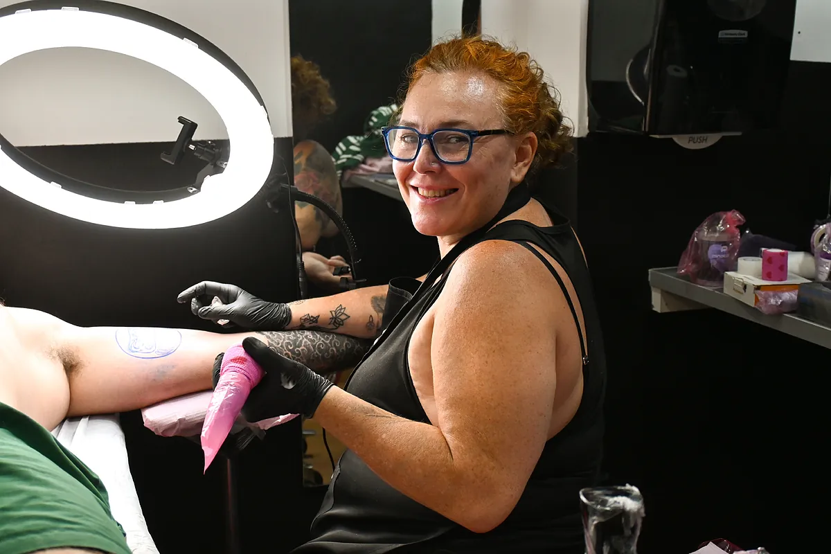 De profesora de infantil a tatuadora: "Qué suerte he tenido en la vida al poder dedicarme a dos cosas que me apasionan"
