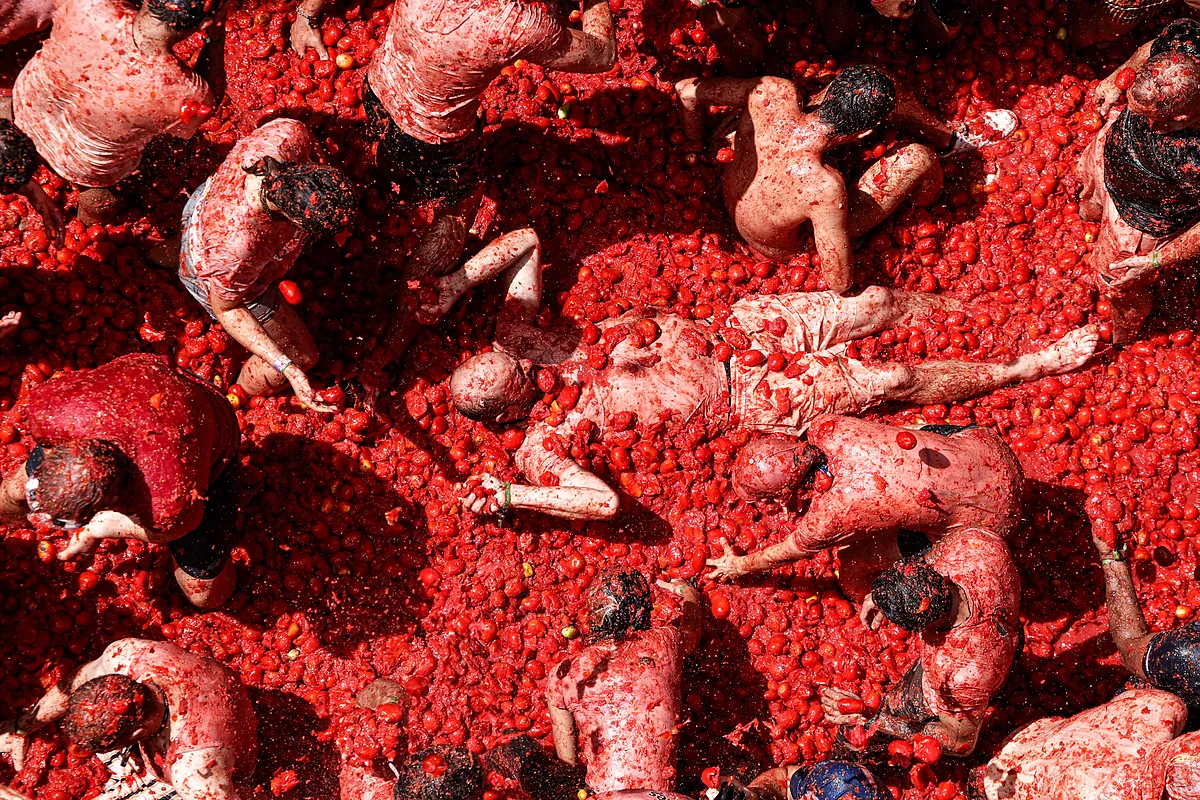 Buñol se tiñe de rojo con 22.000 personas en la catarsis festiva de su Tomatina
