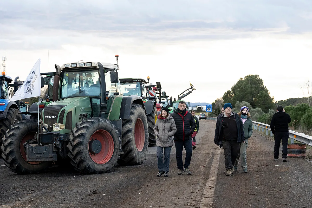 La Generalitat interviene para intentar acabar con los bloqueos en carreteras: anuncia una cumbre con el sector agrario y un "frente común" ante el acuerdo con Mercosur