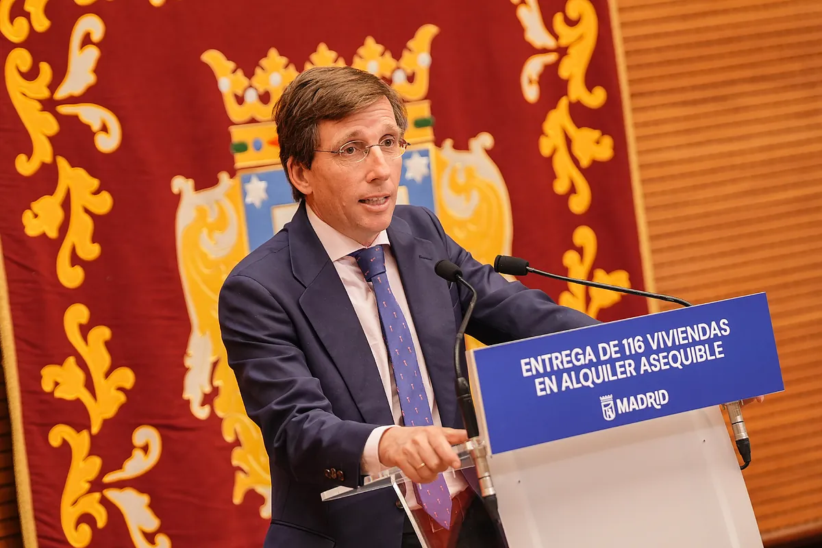 Almeida entrega las llaves de 116 viviendas asequibles en El Cañaveral a sus nuevos dueños