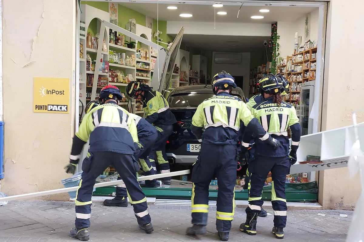 Dos heridas leves al empotrar su vehículo en un comercio del barrio de Salamanca tras perder el control del coche