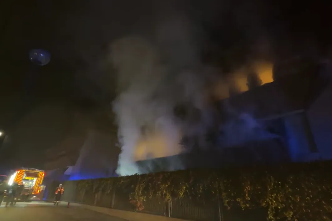 Muere un menor de 14 años intoxicado por humo junto a su madre tras el incendio del bajo de su edificio en Boadilla del Monte