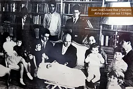 El doctor López Ibor, su esposa Socorro y sus 12 hijos, en una foto de