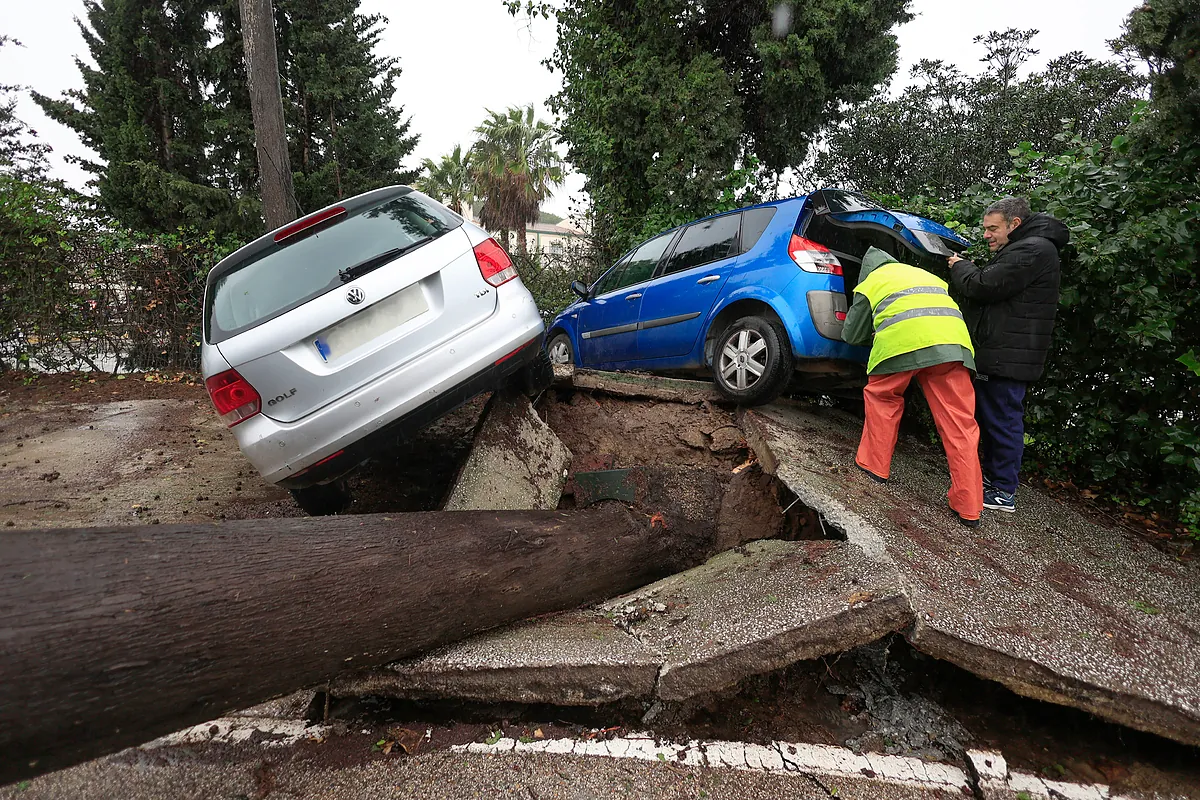 La borrasca Leonardo azota a Andalucía y deja ríos desbordados y cuantiosos daños en la red viaria:  El suelo no soporta ya más agua 