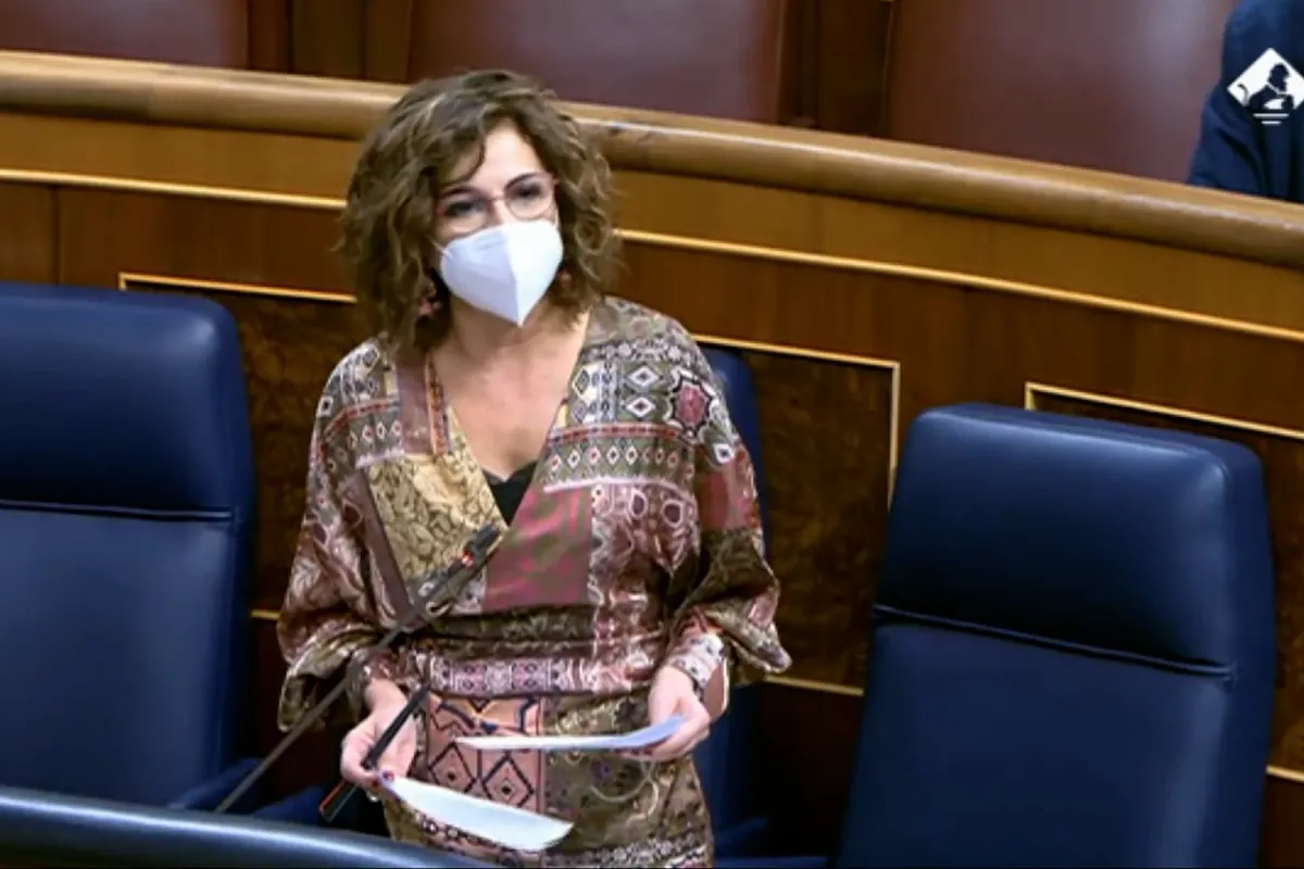 Montero en 2021 contesta en la sesión de control del Congreso acerca del rescate de Plus Ultra