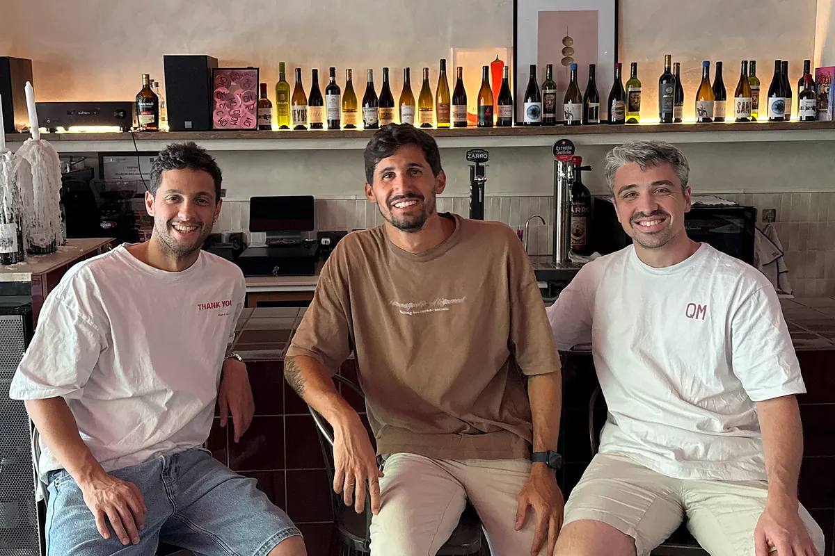Từ trái sang phải: Juan Manuel, Federico và Leandro, đứng trước quầy bar của Querido Martínez ở Madrid. (Ảnh: El Mundo)
