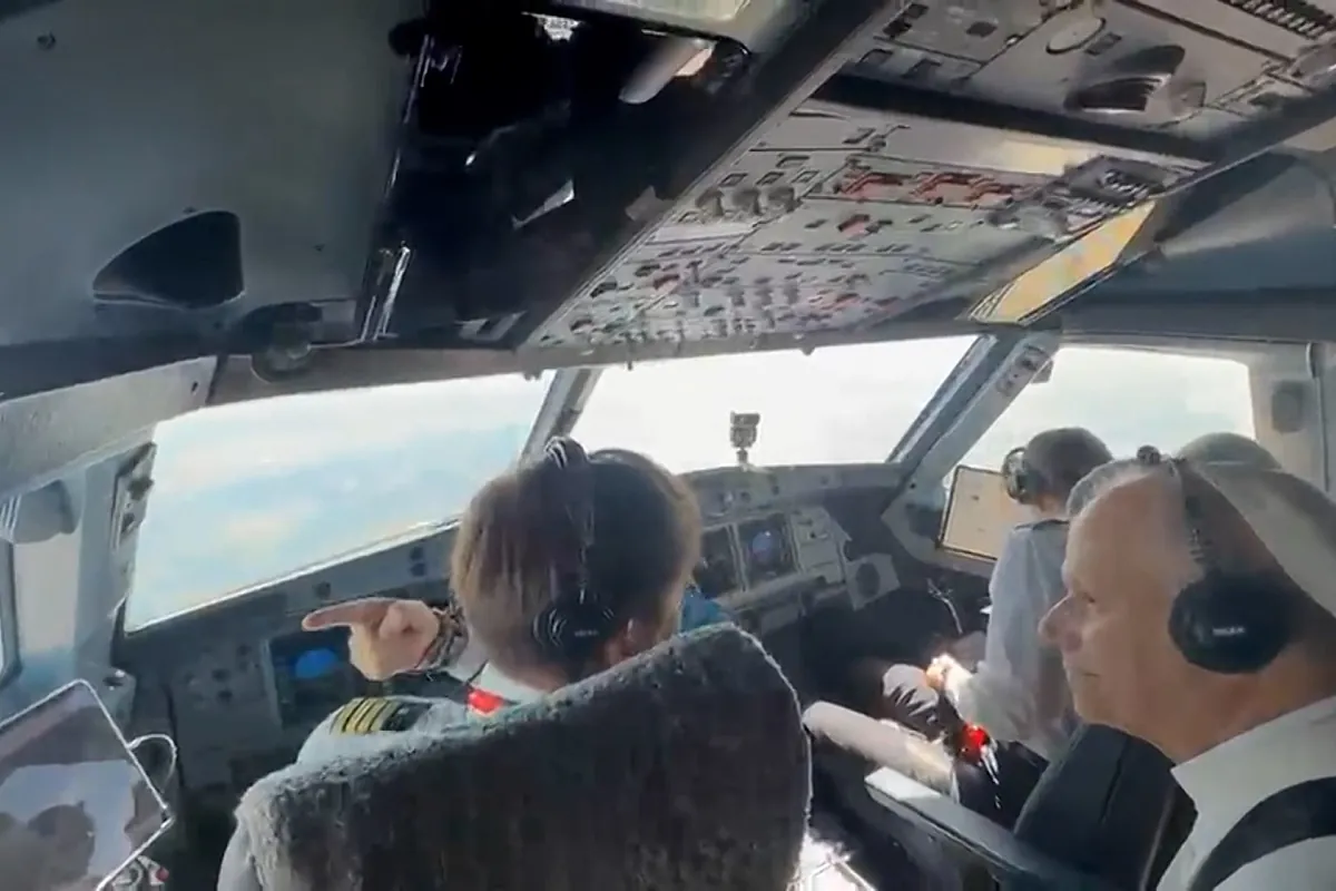 El Papa bromea sobre fútbol con los pilotos del avión: "Soy blanco, en Barcelona hay que tener cuidado"
