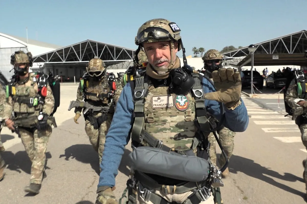 Carlos Franganillo se empotra en una unidad de élite del Ejército en una maniobra de infiltración nocturna con salto en paracaídas desde 4.000 metros de altitud