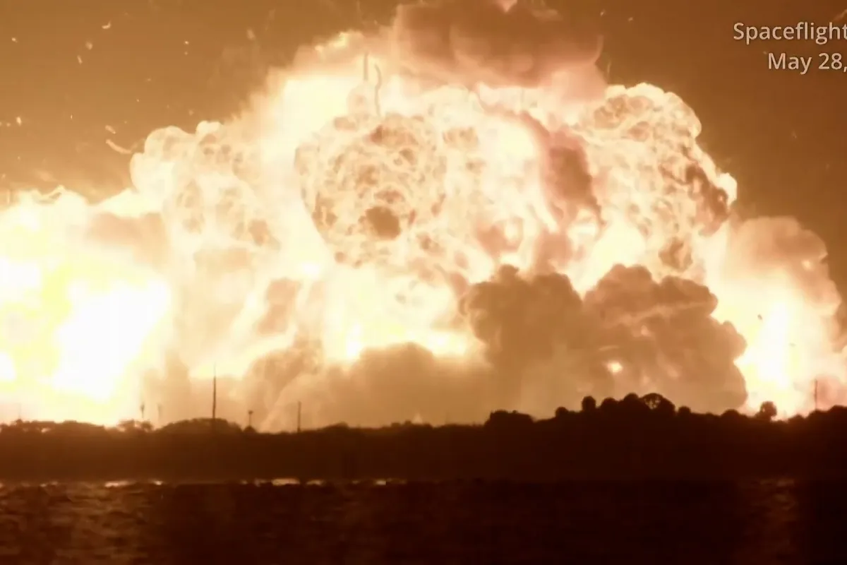 Brutal explosión de un cohete de Blue Origin de Jeff Bezos durante una prueba
