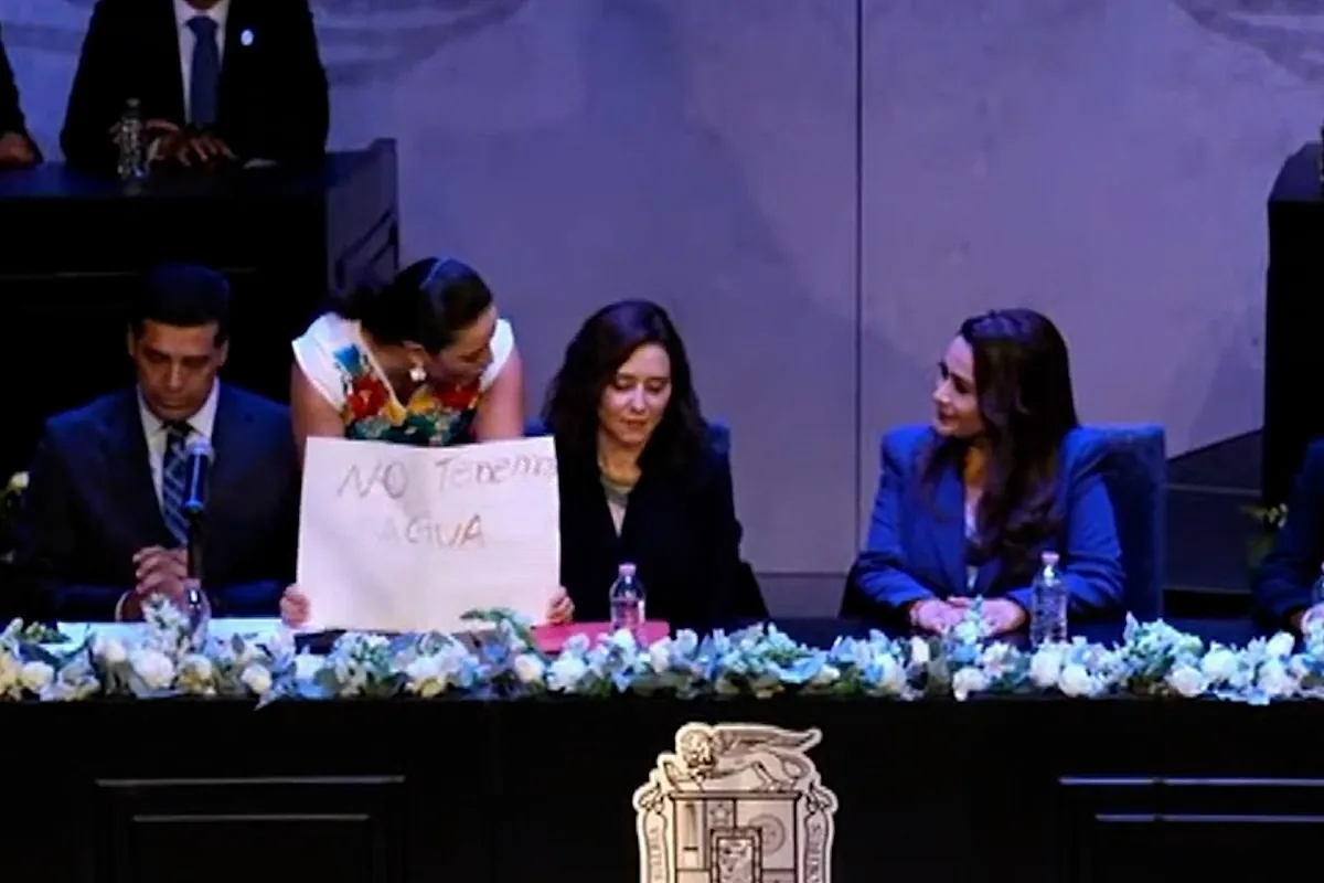 Una regidora de Morena interrumpe el acto de homenaje a Ayuso en Aguascalientes