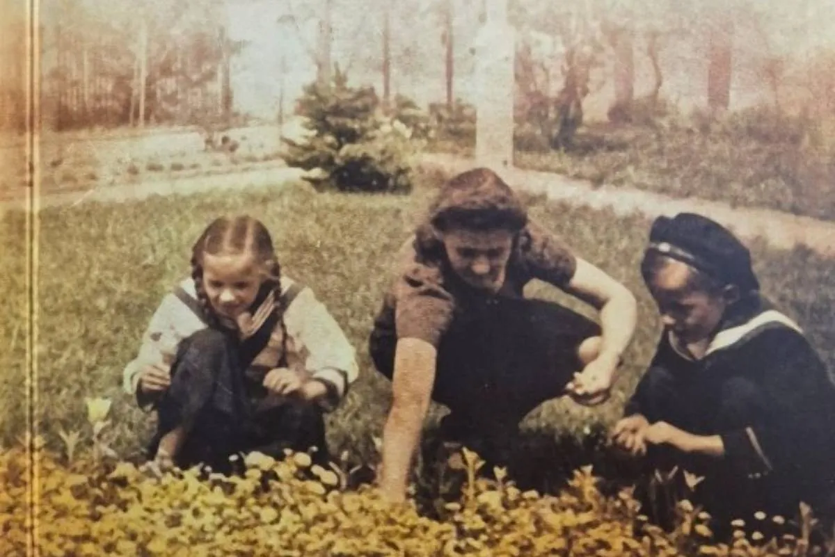 La vida "normal" que llevaban las familias de los miembros de las SS nazis junto al horror de Auschwitz: "En casa era un padre ideal y hablaba con dulzura"