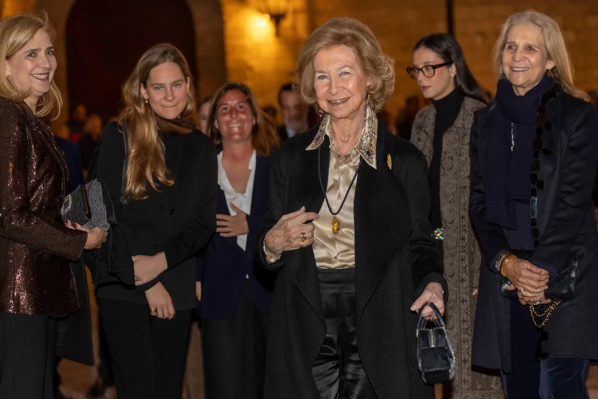Aplausos a la Reina Sofía en su llegada al tradicional concierto de Semana Santa de Palma