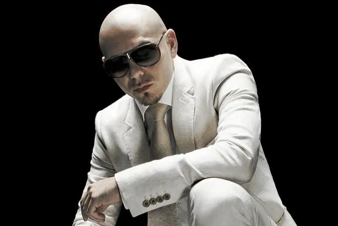 Pitbull actuando en concierto