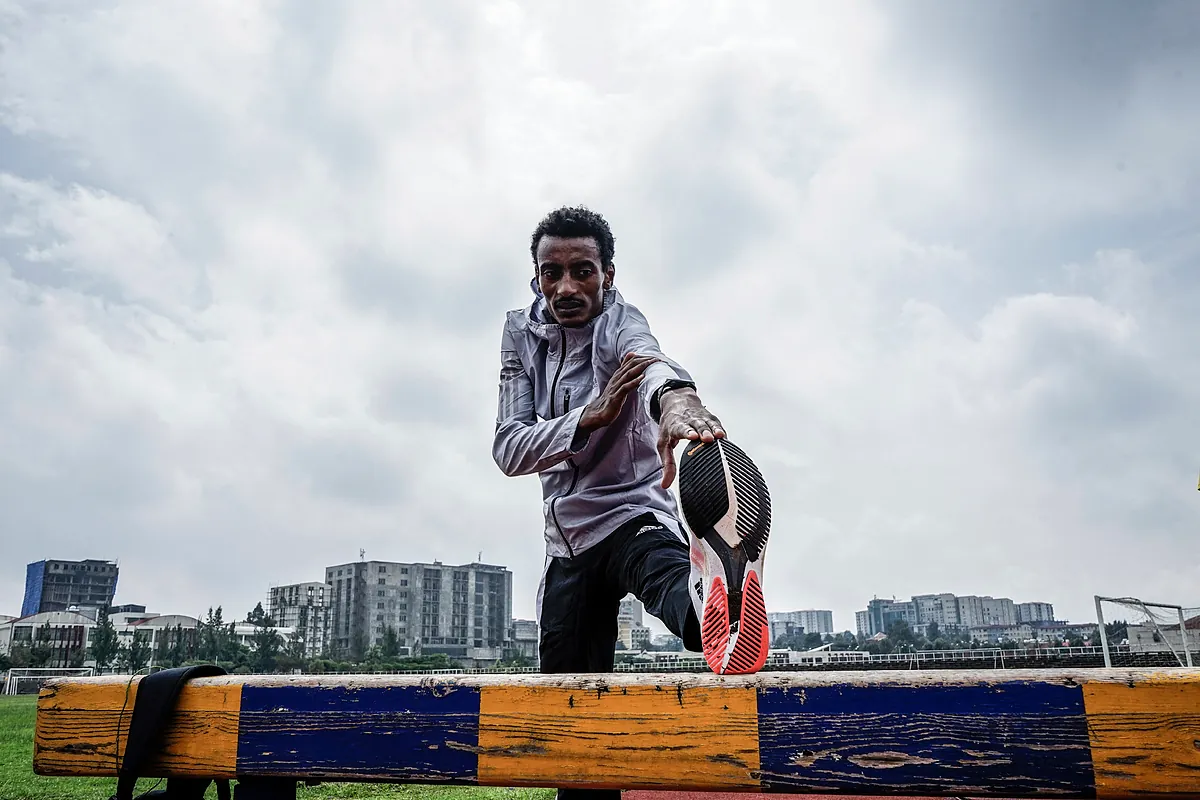 Yomif Kejelcha rompe la barrera de las dos horas en maratón pero no gana la carrera — image 1