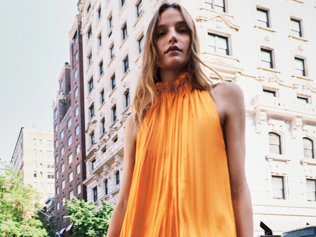 Las novedades de la semana de Zara vienen cargadas de color para este verano: monos naranjas satinados, pantalones anchos de rayas y vestidos estampados