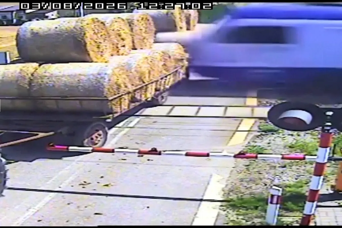 Momento en el que un tren embiste a un tractor que se quedó parado en un paso a nivel