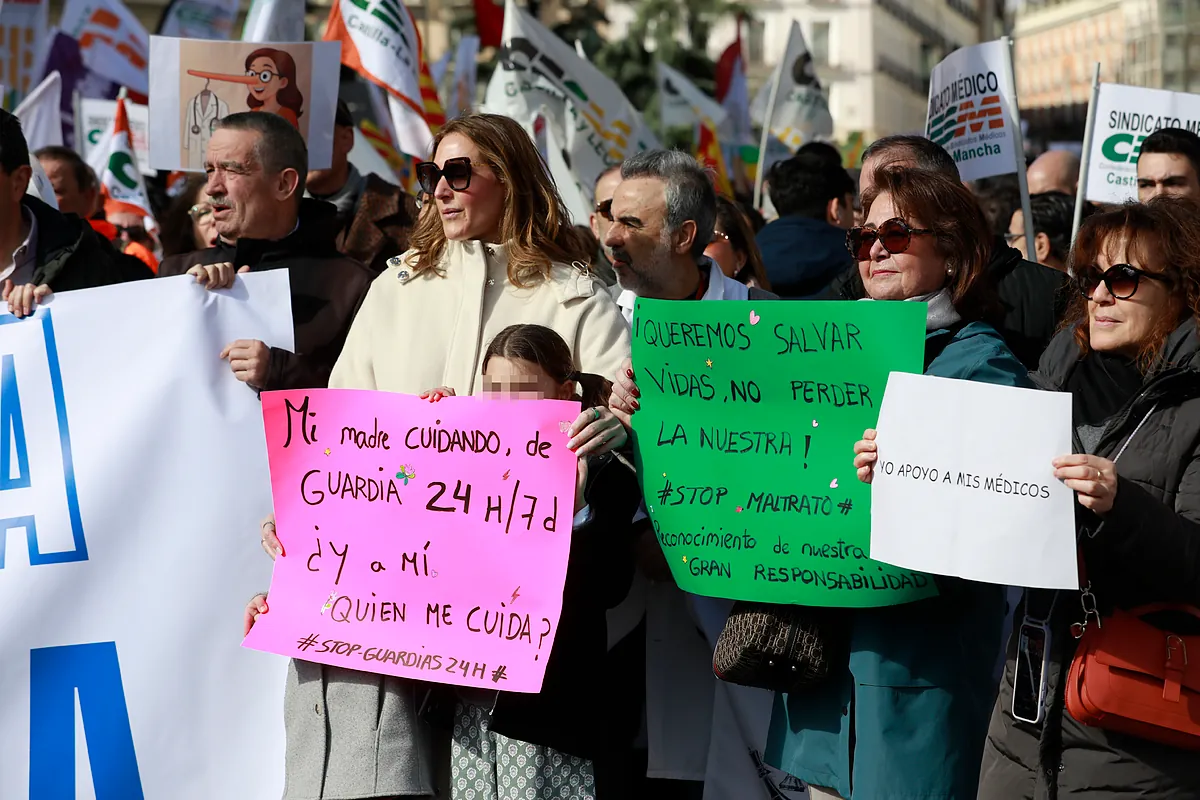 Cinco mil médicos contra el Estatuto Marco frente al ministerio de Mónica García:  Hacía falta ya una huelga en Sanidad 