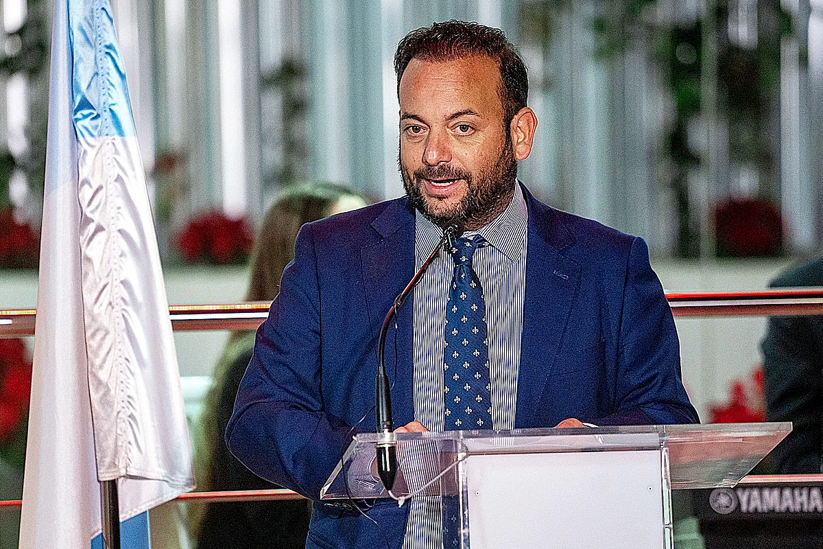 La dimisión, a medias, del alcalde de La Algaba por acoso a un menor: Se va, pero anuncia que volverá a ser candidato y el PSOE le mantiene el carné