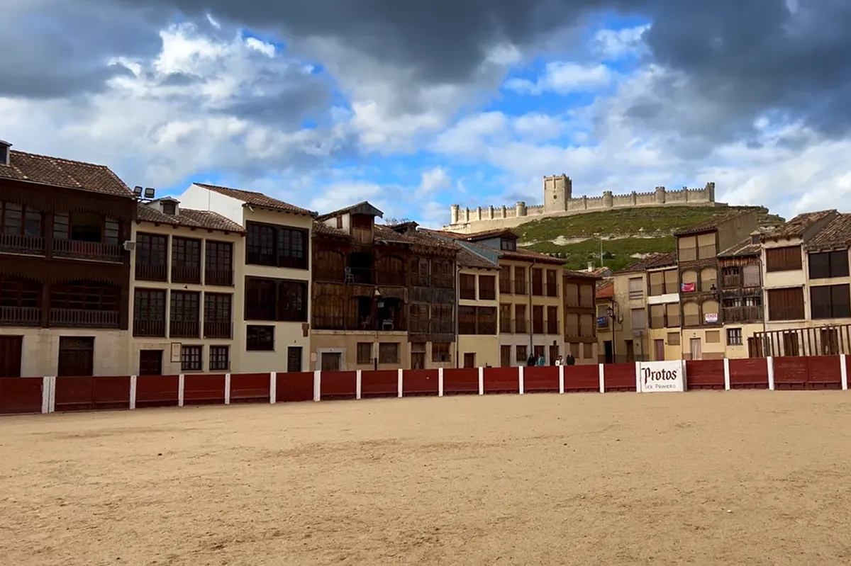 El pueblo más bonito de la Ribera del Duero: un enclave mágico del vino con vistas espectaculares y un castillo con forma de barco